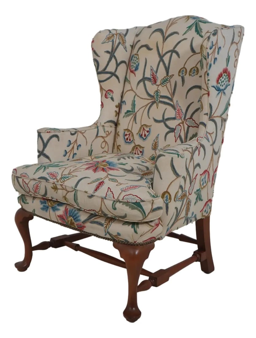 Kittinger Biggs Queen Anne Mahogany Wing Chair with Crewelwork Upholstery: Kittinger Biggs Queen Anne Mahogany Wing Chair with Crewelwork Upholstery Enhance your living space with this exquisite Kittinger Biggs Queen Anne wing chair, showcasing traditional craftsmanship. Thi
