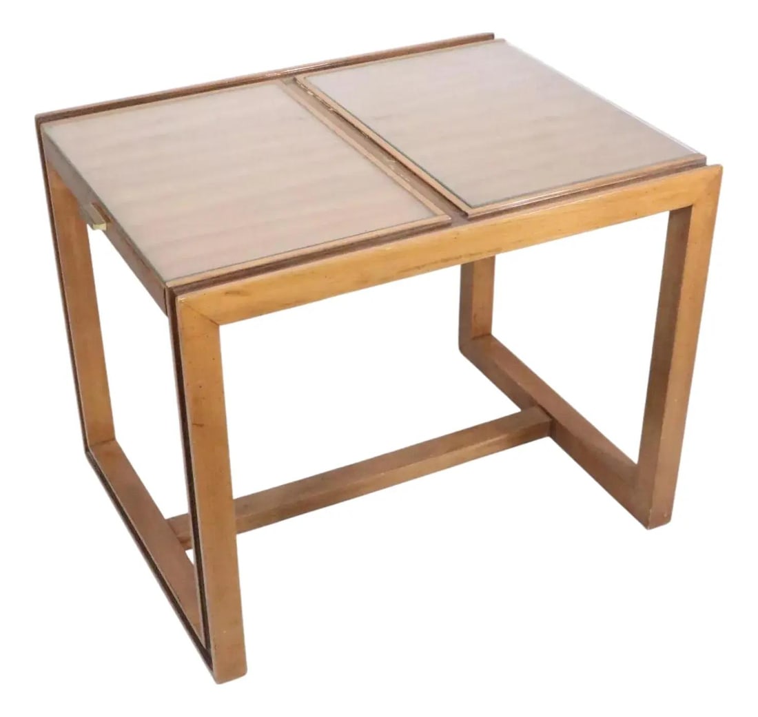 Vintage Hollywood Regency Side Table with Extendable Top 1960s: Vintage Hollywood Regency Side Table with Extendable Top 1960s This striking Hollywood Regency style side table features a unique design with an extendable pull-out top, perfect for enhancing your liv