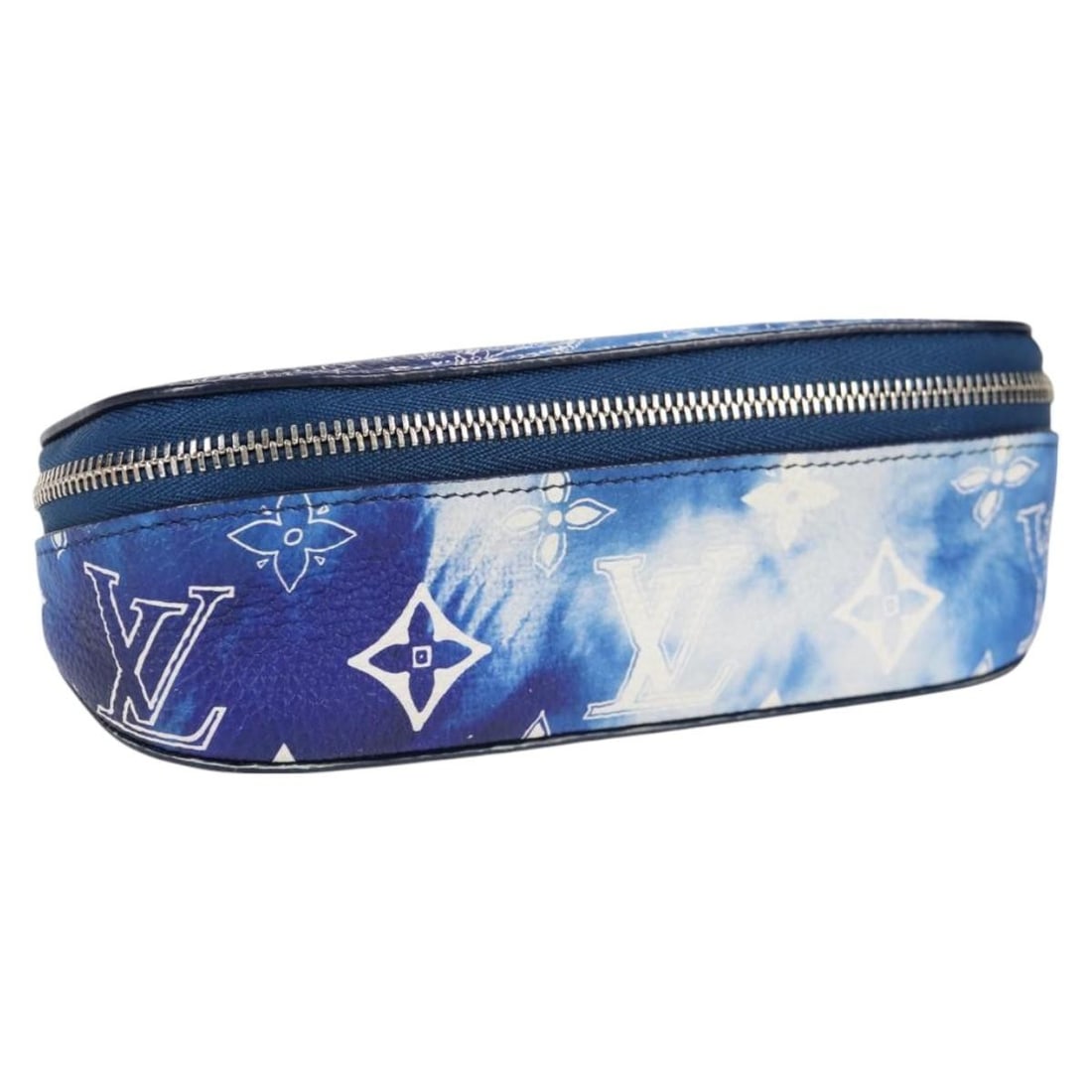 Louis Vuitton Bandana Etui Lunet GM Glasses Case Blue GI0764 Authentic: Louis Vuitton Bandana Etui Lunet GM Glasses Case Blue GI0764 Authentic This authentic LOUIS VUITTON Bandana Etui Lunet GM Glasses Case is a stylish accessory that combines functionality with luxury. T