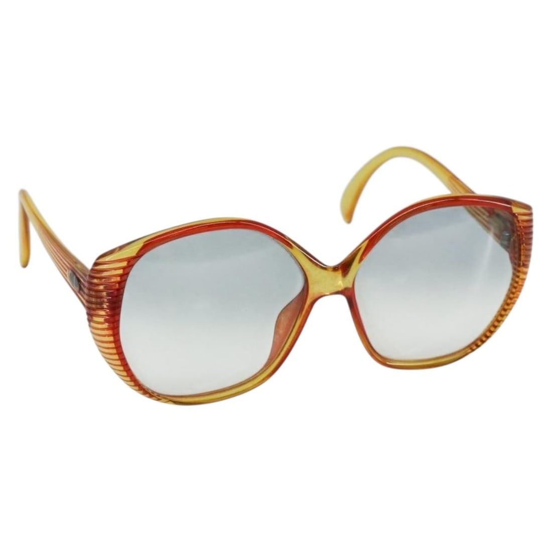 Christian Dior Orange Plastic Sunglasses Germany Auth SW1667: Christian Dior Orange Plastic Sunglasses Germany Auth SW1667 Elevate your style with these authentic Christian Dior sunglasses, crafted in Germany. Featuring a vibrant orange color, these sunglasses a