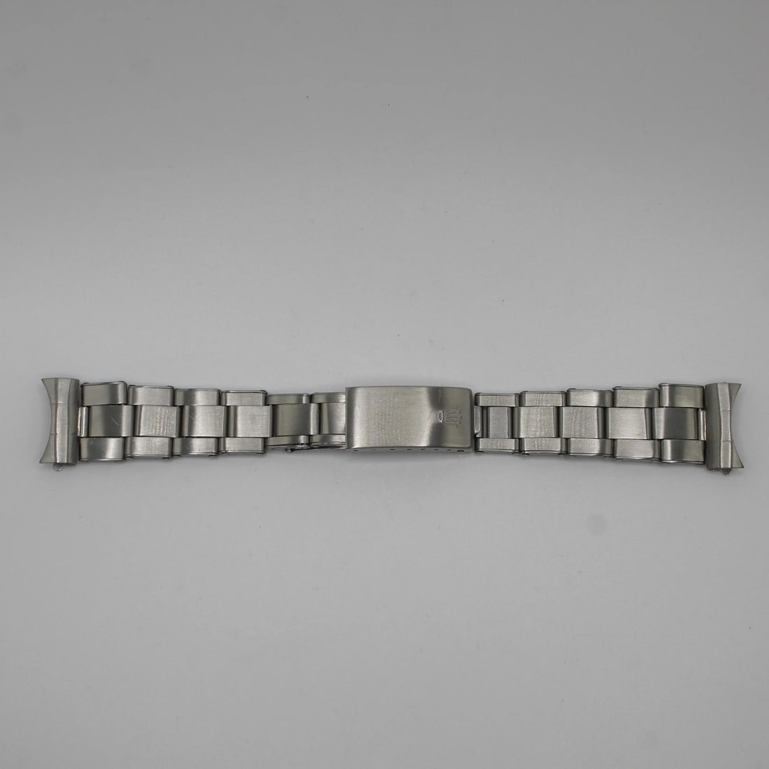 Rolex Oyster Vintage Steel Bracelet 19MM Luxury Band: Rolex Oyster Vintage Steel Bracelet 19MM Luxury Band Enhance your Rolex timepiece with this vintage Oyster Stretch Rivet Steel Bracelet. Crafted with luxury in mind, this silver wristwatch band featur
