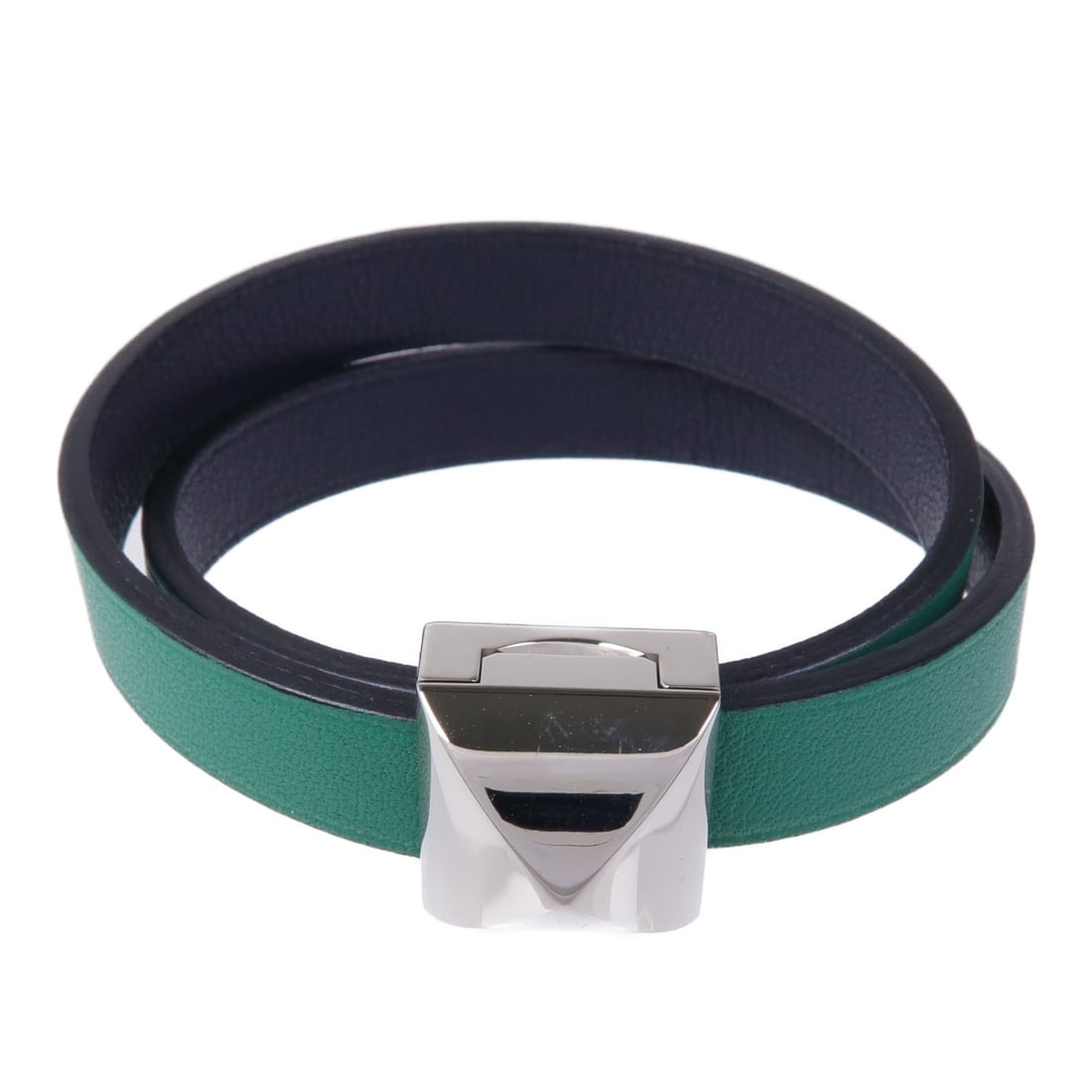 HERMES Medor Infini Green Double Tour Bracelet Calfskin Leather: HERMES Medor Infini Green Double Tour Bracelet Calfskin Leather This exquisite HERMES Medor Infini Double Tour Bracelet is crafted from luxurious calfskin leather, showcasing a vibrant green color tha