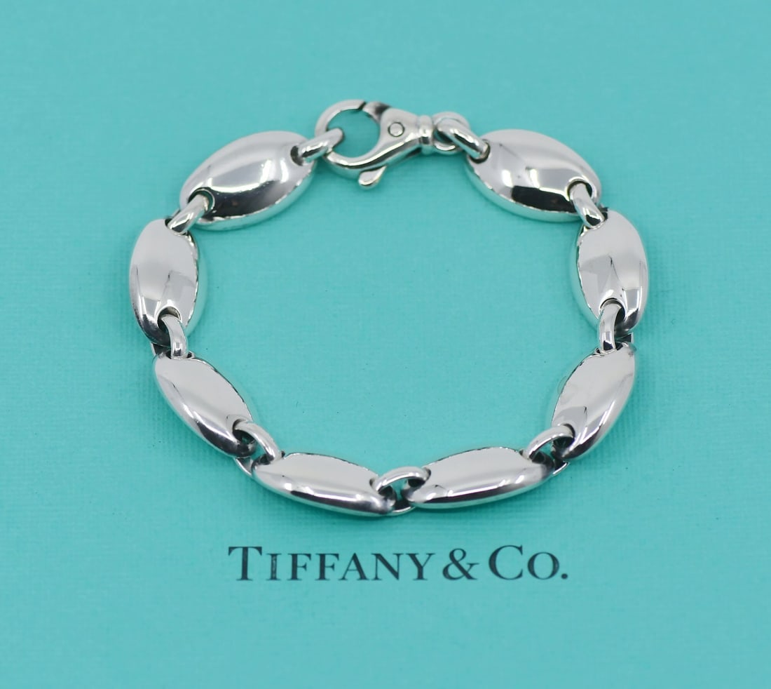 Tiffany & Co 925 Sterling Silver Chain Bracelet 7.5 Inches Authentic: Tiffany & Co 925 Sterling Silver Chain Bracelet 7.5 Inches Authentic This exquisite Tiffany & Co. bracelet is crafted from high-quality sterling silver (925) and features a stylish chain design. It me
