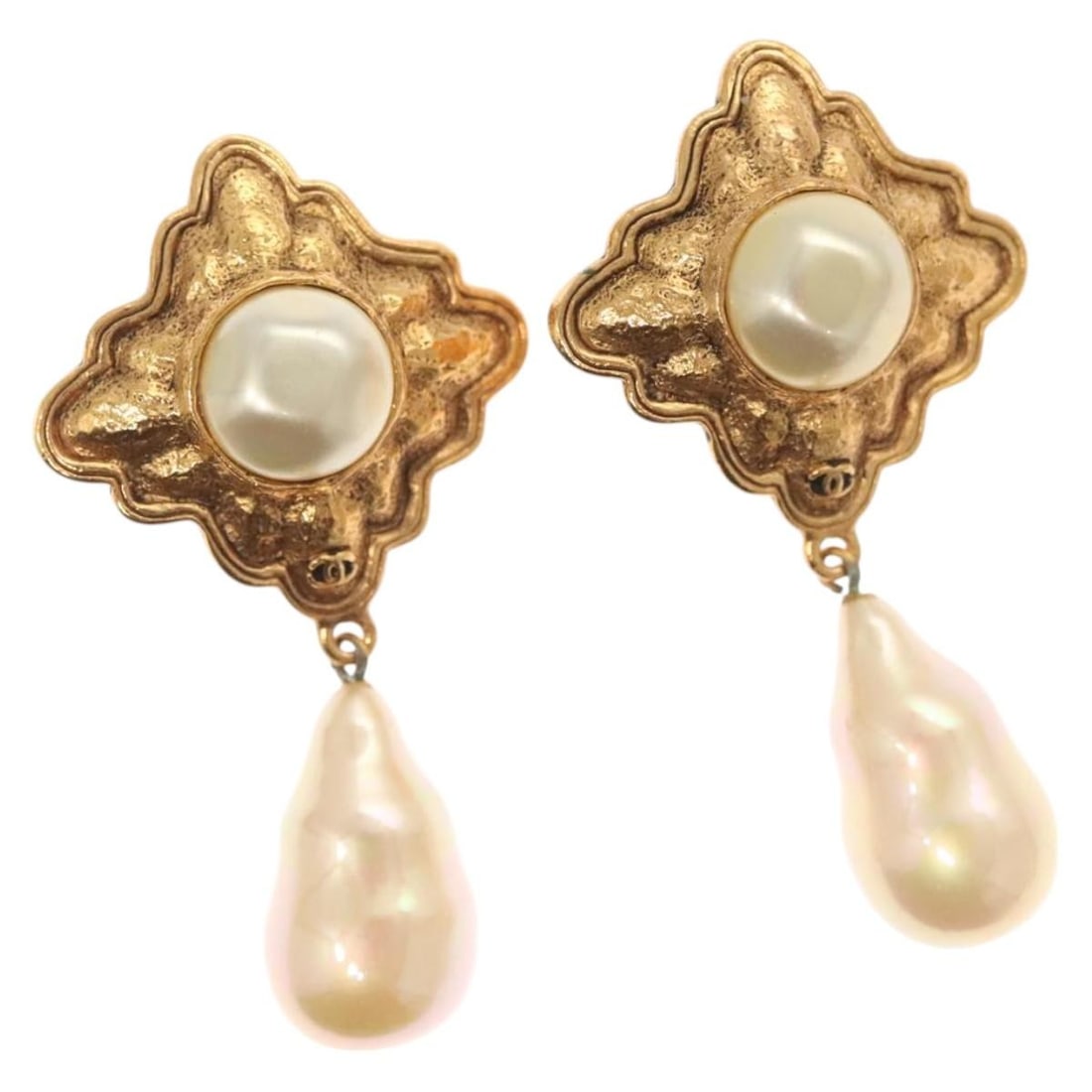 CHANEL Gold Metal CC Logo Earrings Authentic France: CHANEL Gold Metal CC Logo Earrings Authentic France Elevate your accessory game with these stunning CHANEL Gold Pearl Earrings, crafted in France. These earrings feature a classic design with a gold m
