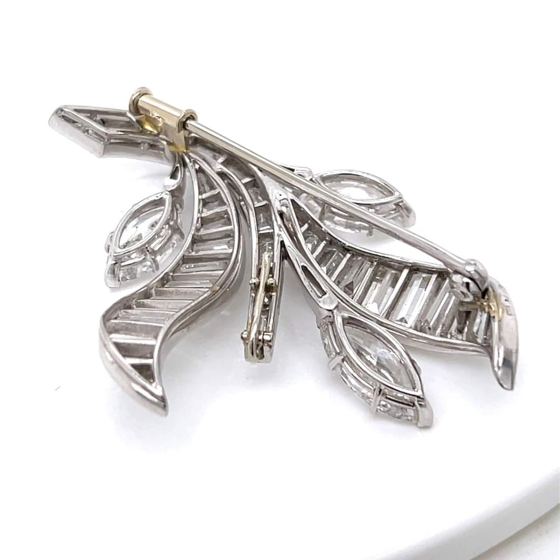 VAN CLEEF & ARPELS Platinum Diamond Brooch 15.40 Ct D-E VVS-VS: VAN CLEEF & ARPELS Platinum Diamond Brooch 15.40 Ct D-E VVS-VS This exquisite VAN CLEEF & ARPELS brooch showcases the elegance of platinum adorned with stunning diamonds. It features three marquise di