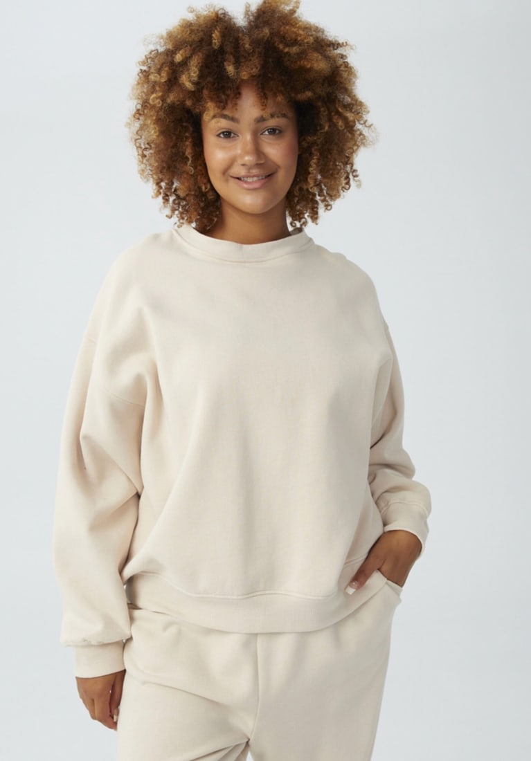 Cotton On Curve Women's Fleece Crew Neck Pullover Size 20 Stone: Cotton On Curve Women's Fleece Crew Neck Pullover Size 20 Stone Stay cozy and stylish with this Cotton On Curve Classic Fleece Crew Neck Pullover in a versatile stone color. Designed with a classic fi