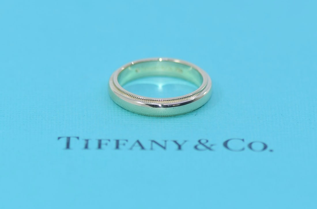 Tiffany & Co Milgrain 18K Yellow Gold Ring Size 6.25 Authentic: Tiffany & Co Milgrain 18K Yellow Gold Ring Size 6.25 Authentic This exquisite Tiffany & Co. Milgrain ring features a classic design crafted from 18K yellow gold. With a width of 4mm and a total weight