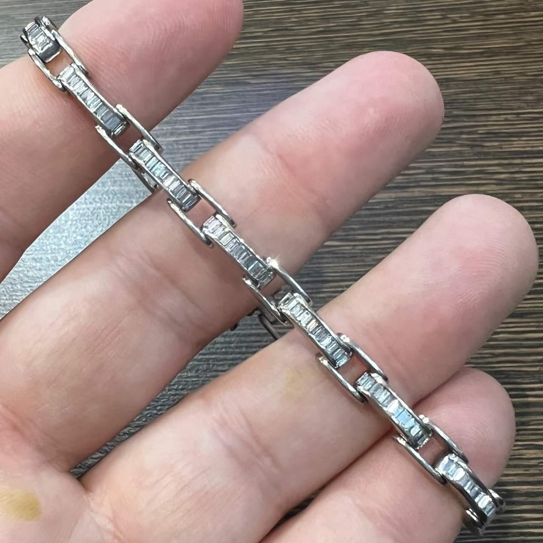 Elegant 18K White Gold 4.50 Ct Diamond Bracelet with 154 Stones: Elegant 18K White Gold 4.50 Ct Diamond Bracelet with 154 Stones This exquisite 18K White Gold Diamond Bracelet features a stunning total of 154 diamonds with an approximate weight of 4.50 carats. The