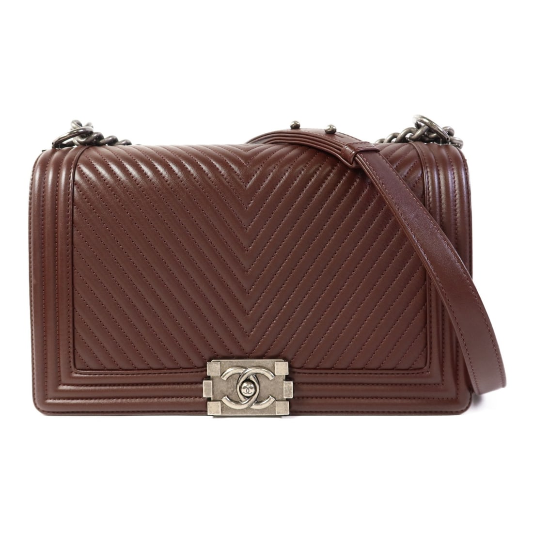 CHANEL CC Boy 28 Brown Calfskin Leather Shoulder Bag: CHANEL CC Boy 28 Brown Calfskin Leather Shoulder Bag Introducing the CHANEL CC Boy 28 Chain Shoulder Bag, a stylish accessory crafted from luxurious calfskin leather in a rich brown hue. This shoulder