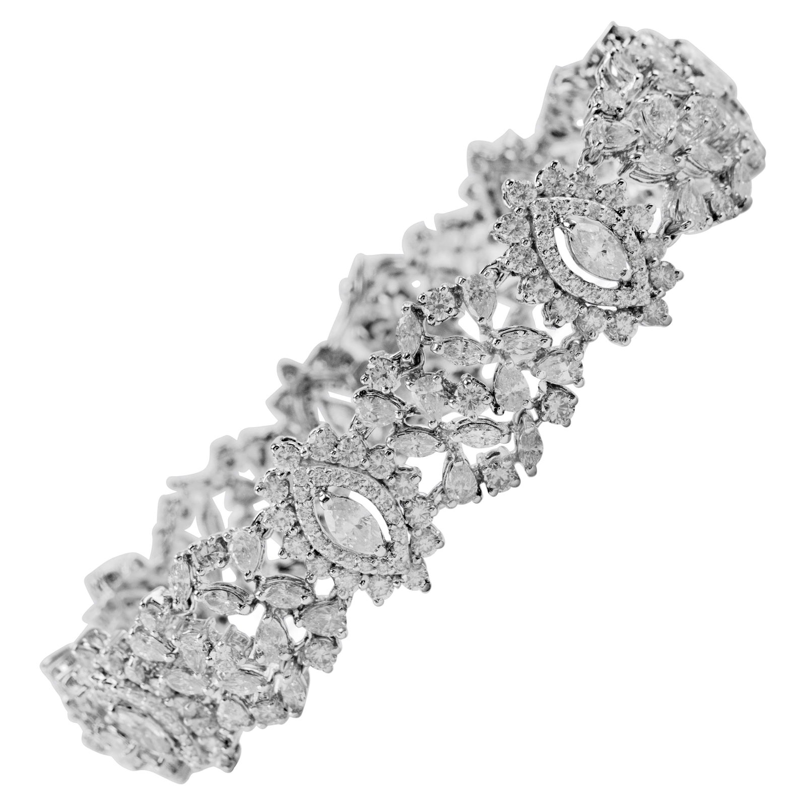 Exquisite 13.83ct Multi Diamond Bracelet in 18k White Gold (1 of 4)