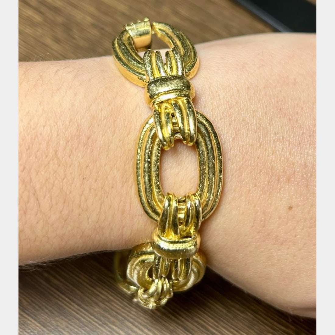 David Webb 18K Yellow Gold Elegant Bracelet 9 x 0.75-1.0 inches: David Webb 18K Yellow Gold Elegant Bracelet 9 x 0.75-1.0 inches This exquisite bracelet by David Webb is crafted from luxurious 18K yellow gold, showcasing a timeless design that exudes elegance. Weig