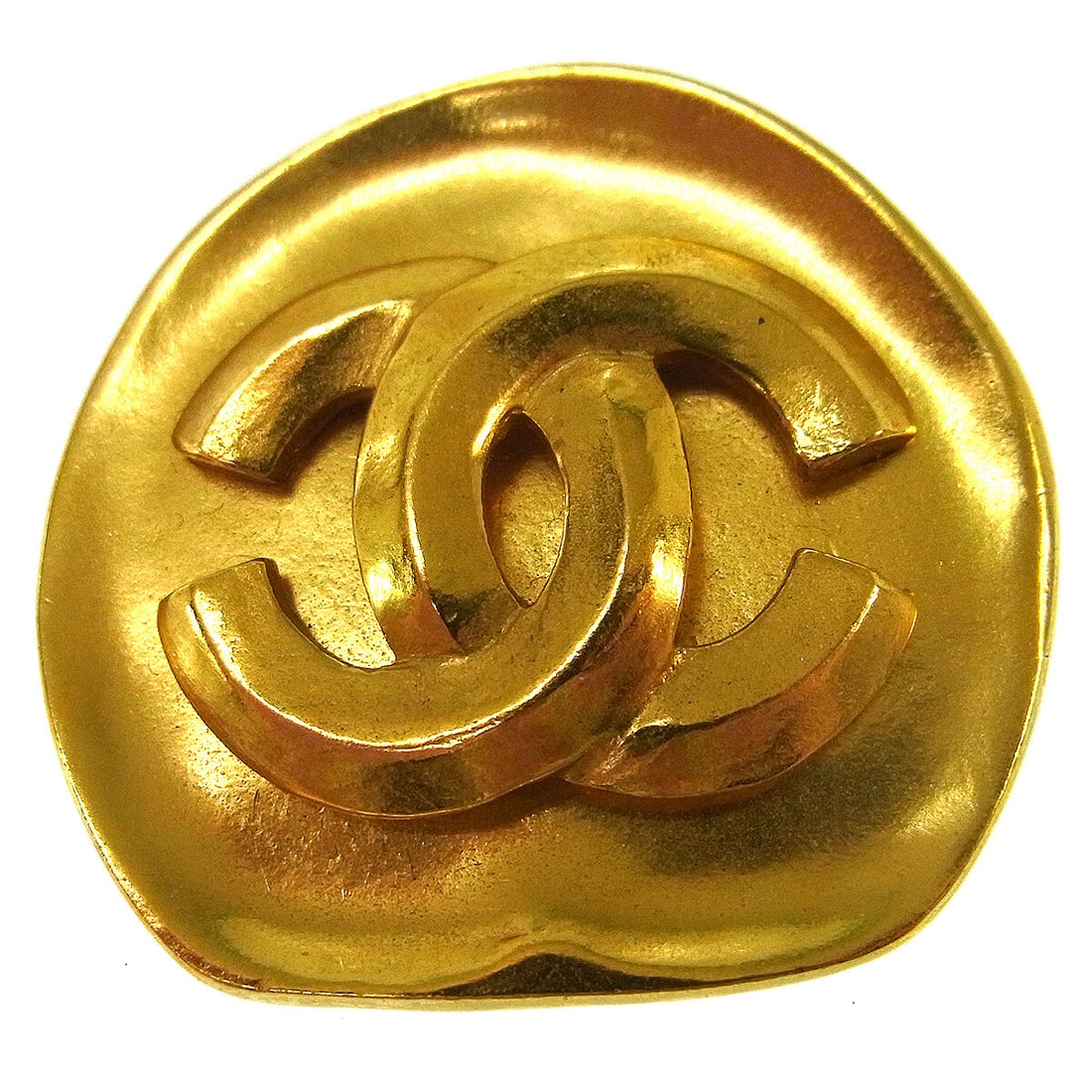 Chanel 96P Gold-tone Brooch Pin: Chanel 96P Gold-tone Brooch Pin This exquisite Chanel brooch pin, designated 96P, showcases a stunning gold-tone finish, highlighting the brand's iconic elegance. The brooch is designed to enhance any