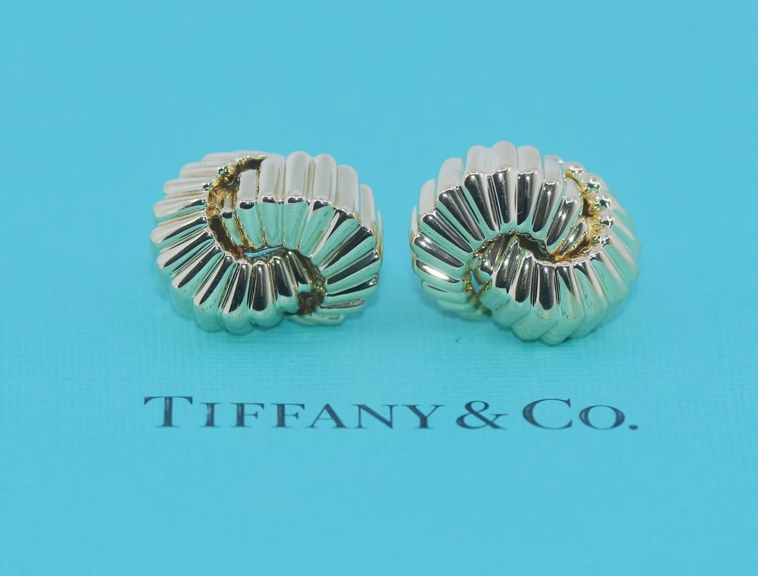 Tiffany & Co 18K Yellow Gold Stud Earrings 20x15mm Authentic: Tiffany & Co 18K Yellow Gold Stud Earrings 20x15mm Authentic Elegant and timeless, these Tiffany & Co. earrings are crafted from 18K yellow gold, showcasing a classic stud design. With dimensions of 2