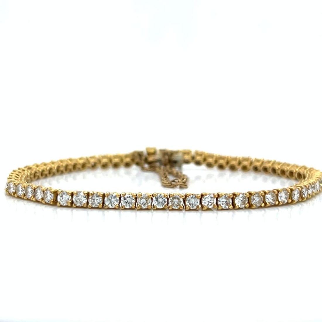 Elegant 18K Yellow Gold Diamond Tennis Bracelet 4.25 Ct 61 Diamonds: Elegant 18K Yellow Gold Diamond Tennis Bracelet 4.25 Ct 61 Diamonds This stunning 18K Yellow Gold Tennis Bracelet features a total of 61 diamonds with an approximate weight of 4.25 carats. The diamond