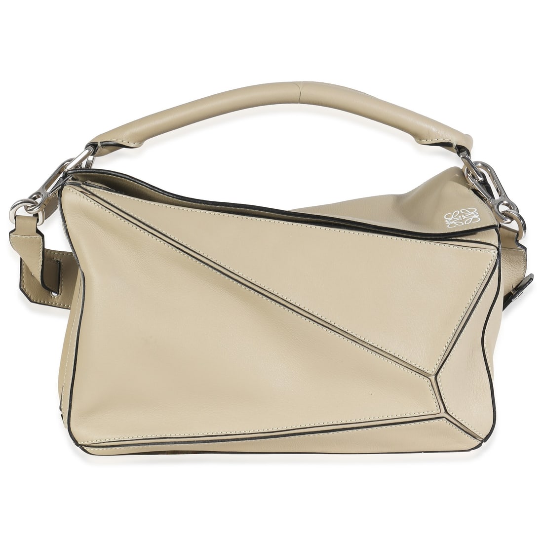 Loewe Medium Puzzle Bag Smooth Calfskin Neutral Leather: Loewe Medium Puzzle Bag Smooth Calfskin Neutral Leather Introducing the Loewe Sand Smooth Calfskin Medium Puzzle Bag, a sophisticated accessory crafted from high-quality leather. This elegant shoulder