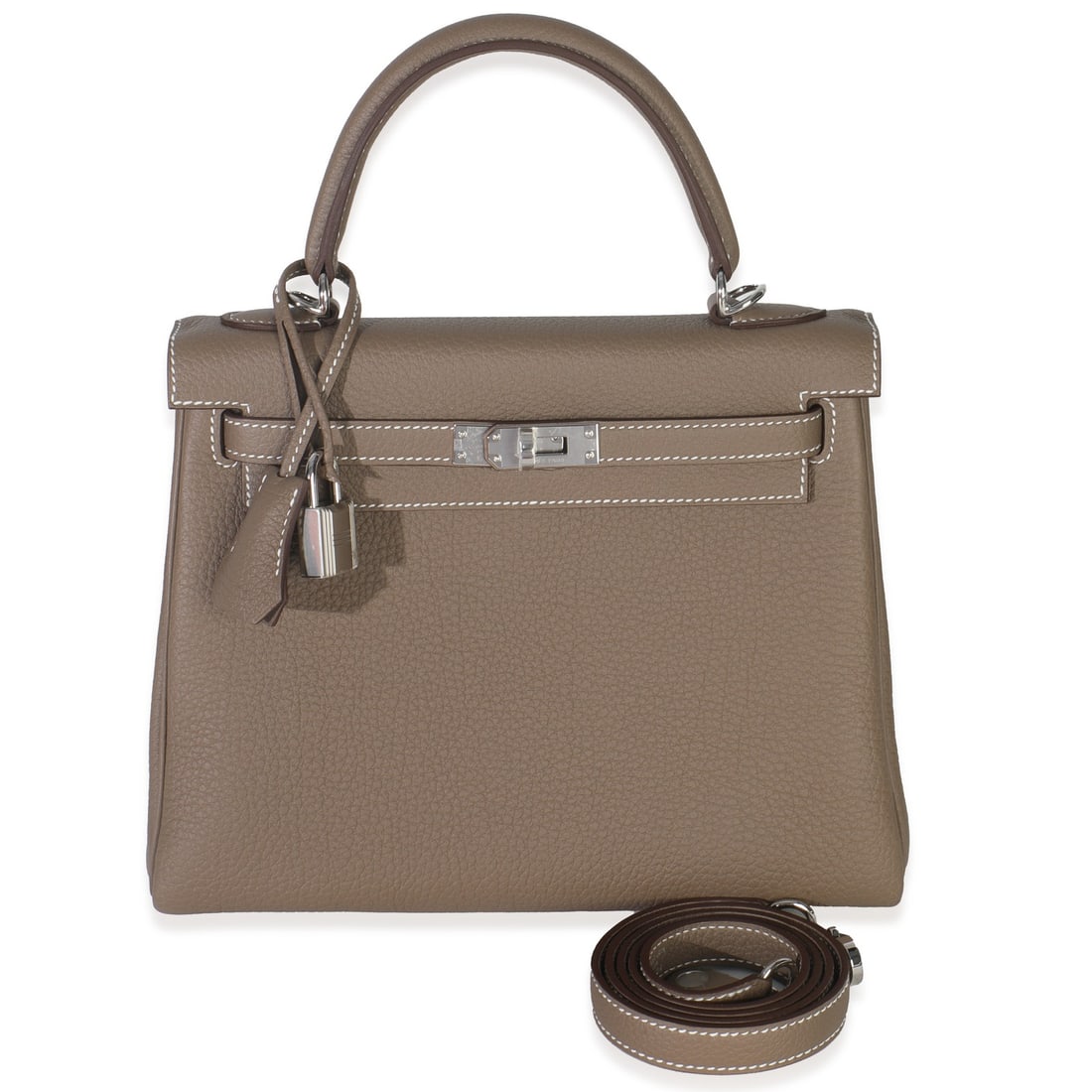 Hermes Kelly 25 Etoupe Togo Leather Shoulder Bag PHW: Hermes Kelly 25 Etoupe Togo Leather Shoulder Bag PHW Introducing the exquisite Hermes Etoupe Togo Retourne Kelly 25, a coveted shoulder bag that embodies sophistication and timeless luxury. This pre-o