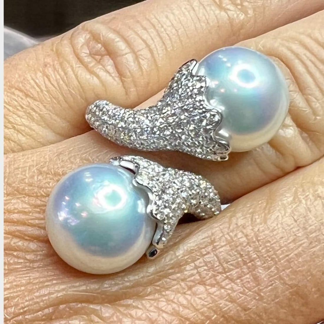 18K White Gold South Sea Pearl Diamond Ring 3.20 Ct Luxury: 18K White Gold South Sea Pearl Diamond Ring 3.20 Ct Luxury This exquisite 18K White Gold ring features two stunning South Sea pearls, measuring 12.34mm and 12.6mm, and is adorned with a total of 264 d