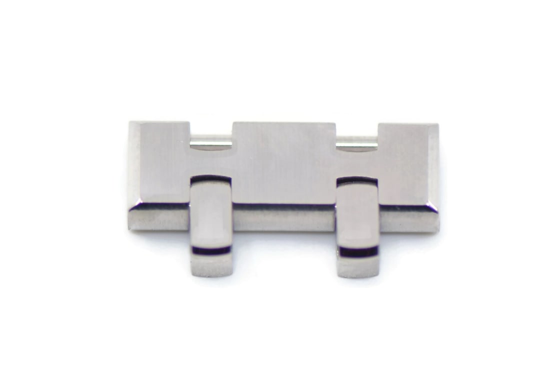 Audemars Piguet Royal Oak 18mm Stainless Steel Band Link Authentic: Audemars Piguet Royal Oak 18mm Stainless Steel Band Link Authentic Enhance your Audemars Piguet Royal Oak watch with this authentic stainless steel band link. Designed specifically for the Royal Oak m