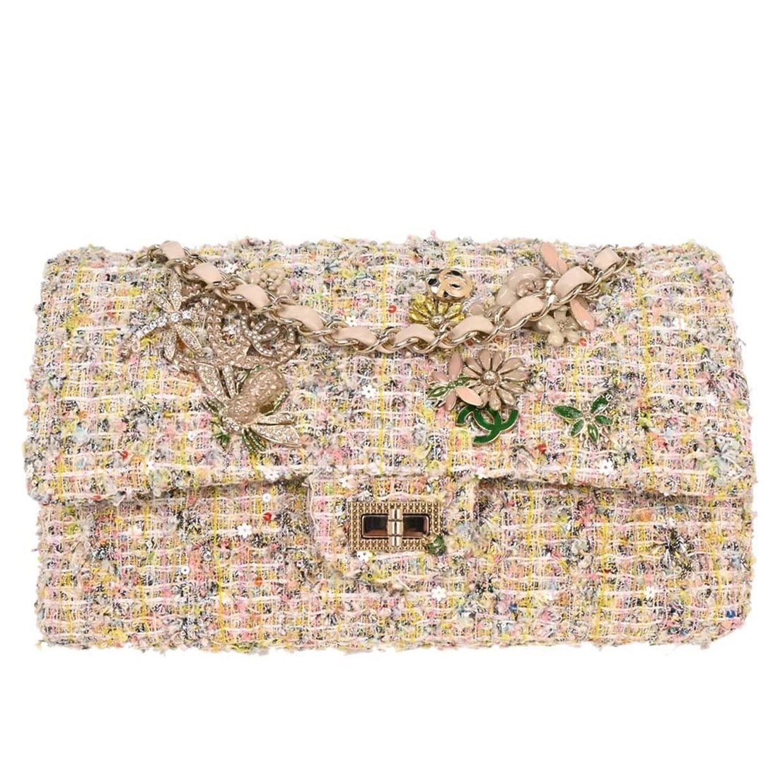 Chanel Light Pink Tweed 2.55 Classic Double Flap Shoulder Bag: Chanel Light Pink Tweed 2.55 Classic Double Flap Shoulder Bag Introducing the Chanel Light Pink Tweed 2.55 Medium Classic Double Flap Shoulder Bag, a perfect blend of elegance and practicality. This e