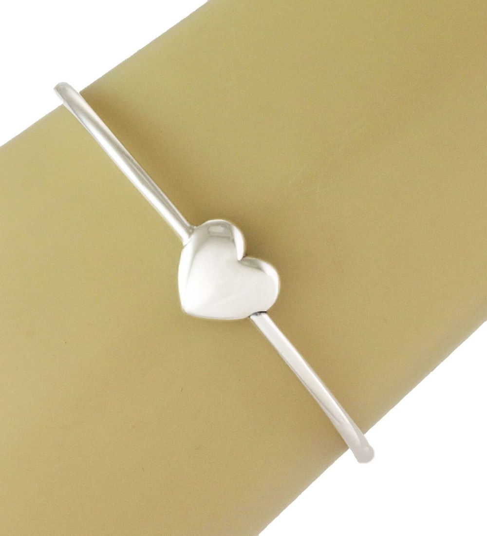 Tiffany & Co. Sterling Silver Heart Bangle Bracelet Vintage Signed: Tiffany & Co. Sterling Silver Heart Bangle Bracelet Vintage Signed The Tiffany & Co. Sterling Silver Heart Wire Bangle Bracelet is a vintage fine jewelry piece that embodies the elegance and sophistic