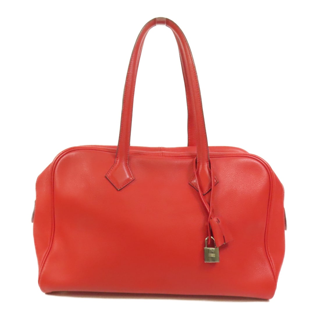 HERMES Victoria 35 Handbag Evercolor Leather Red PHW: HERMES Victoria 35 Handbag Evercolor Leather Red PHW This exquisite HERMES Victoria 35 Handbag is crafted from premium Evercolor leather, showcasing a stunning Rouge Casaque hue. Designed for style an