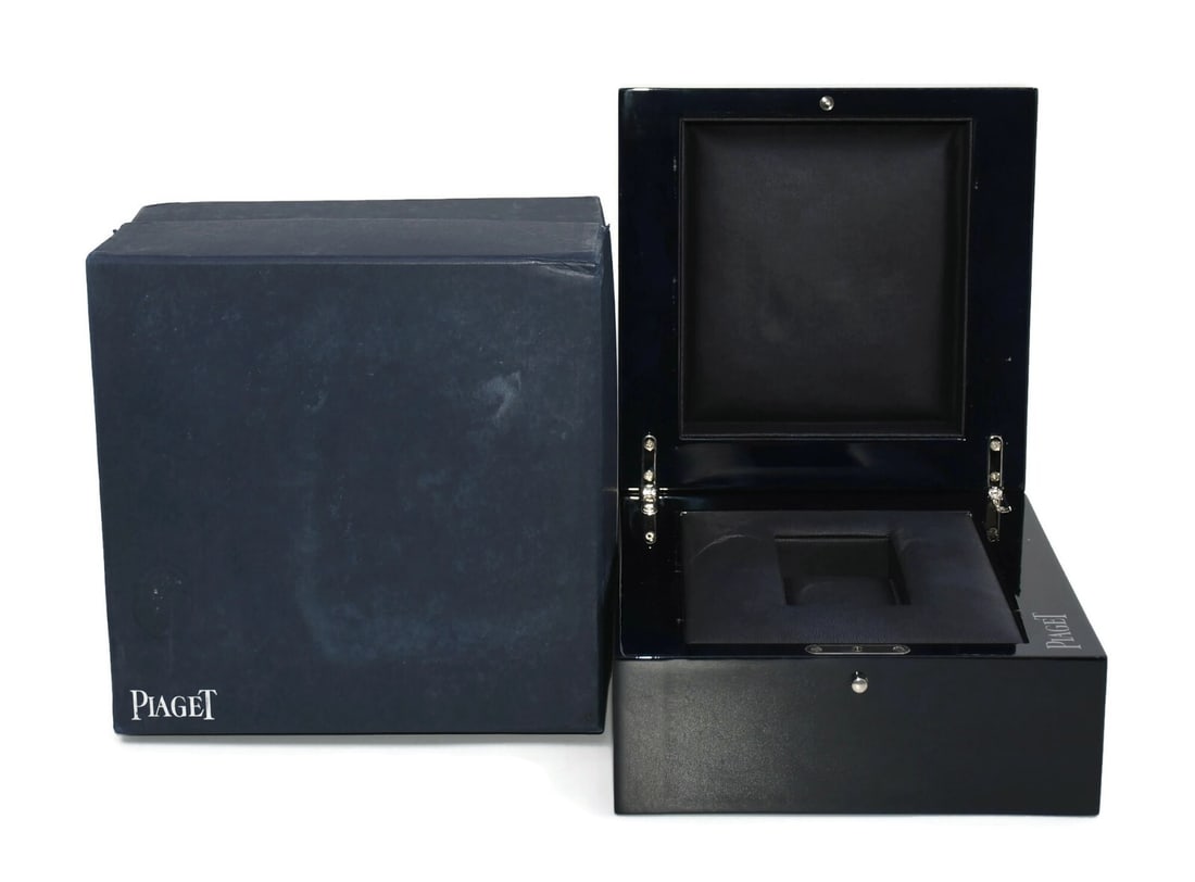 Authentic Piaget Presentation Watch Box 8x8x5 Inches: Authentic Piaget Presentation Watch Box 8x8x5 Inches This exquisite Piaget watch box is designed for presentation and storage of your cherished timepiece. Crafted by the renowned brand Piaget, this si