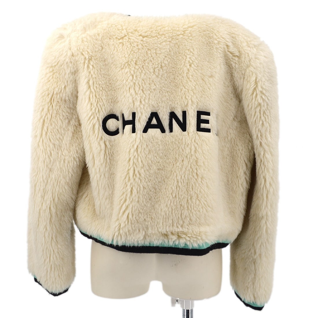 Chanel 94A Vintage Long Sleeve Ivory Jacket Coat 90s Style: Chanel 94A Vintage Long Sleeve Ivory Jacket Coat 90s Style This exquisite vintage Chanel jacket is a stunning addition to any winter wardrobe. Featuring a mid-length design with long sleeves, this jac