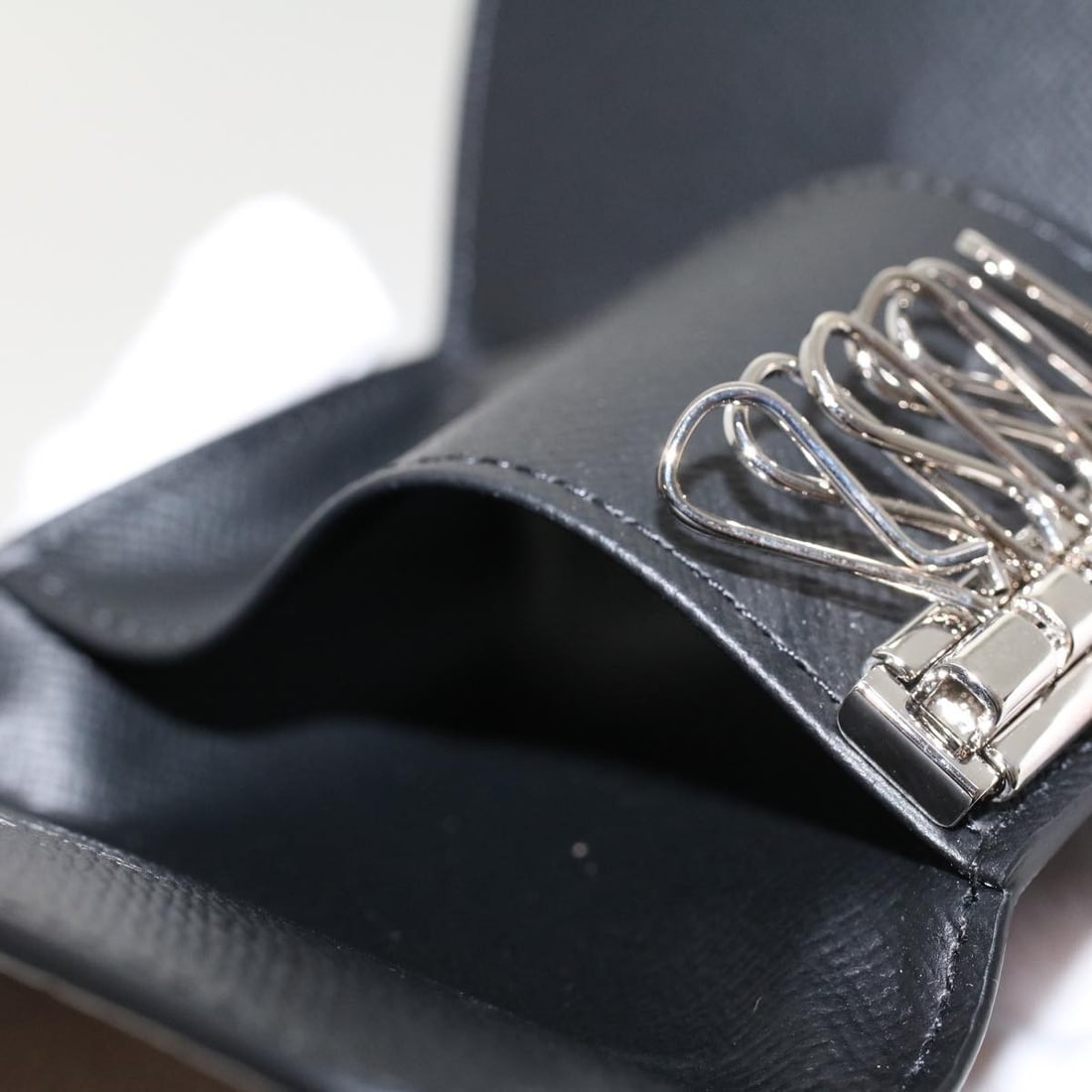 LOUIS VUITTON Monogram Eclipse Multicles6 Key Case M82603 Auth - 11