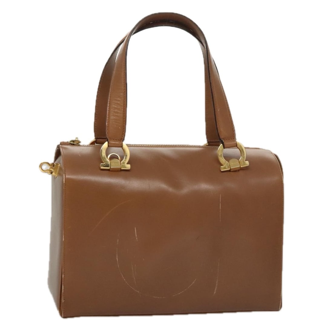 Salvatore Ferragamo Beige Gold Leather Boston Bag Italy Auth TI2472: Salvatore Ferragamo Beige Gold Leather Boston Bag Italy Auth TI2472 This elegant Salvatore Ferragamo Boston Bag, crafted in Italy, showcases a sophisticated blend of beige leather with gold accents. T