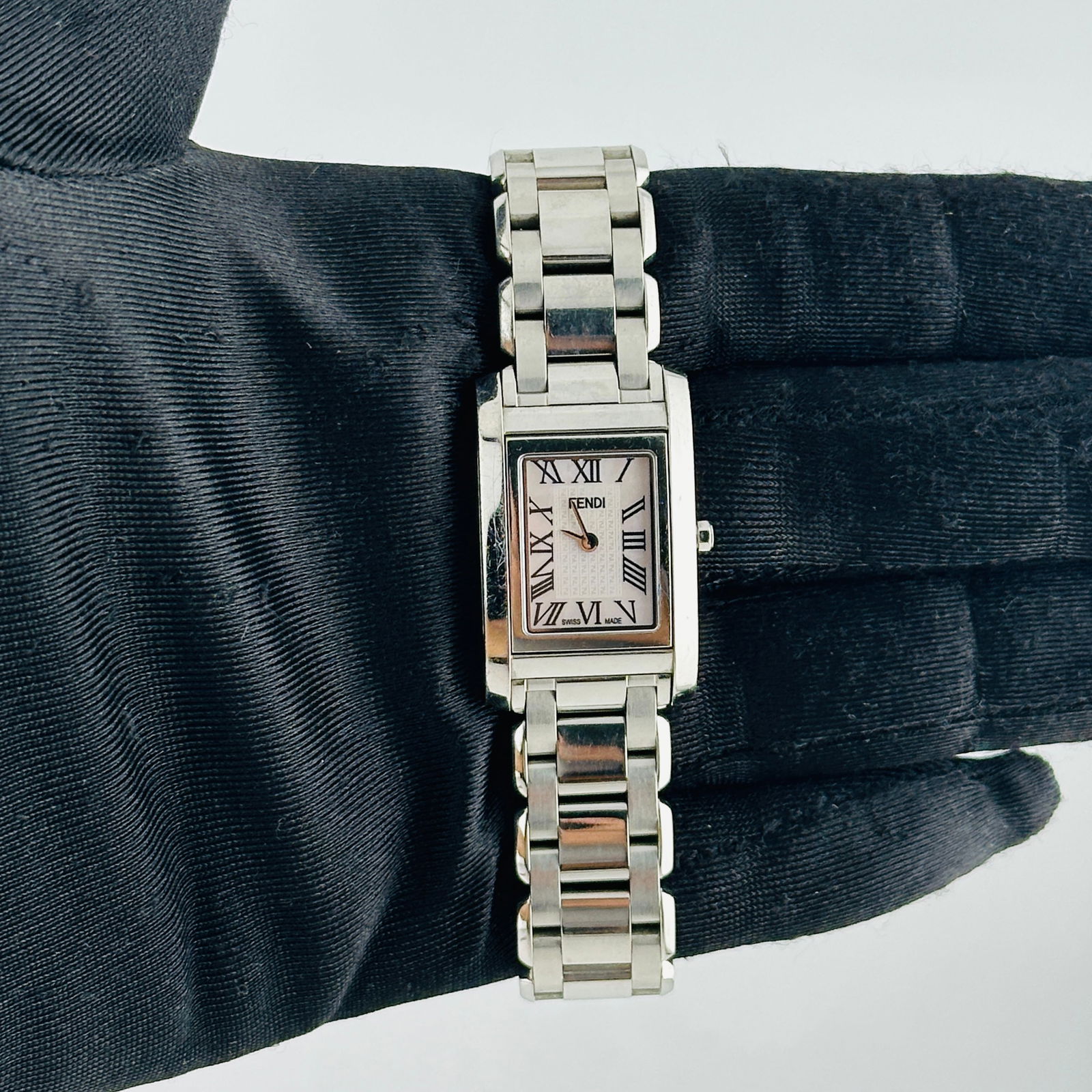 Fendi Mop Roman Dial Watch Ref 7600L Unisex with Card 2016: Fendi Mop Roman Dial Watch Ref 7600L Unisex with Card 2016 The Fendi Mop Roman Dial Reference 7600L is a stylish unisex watch that showcases an elegant mother-of-pearl (MOP) dial adorned with Roman nu