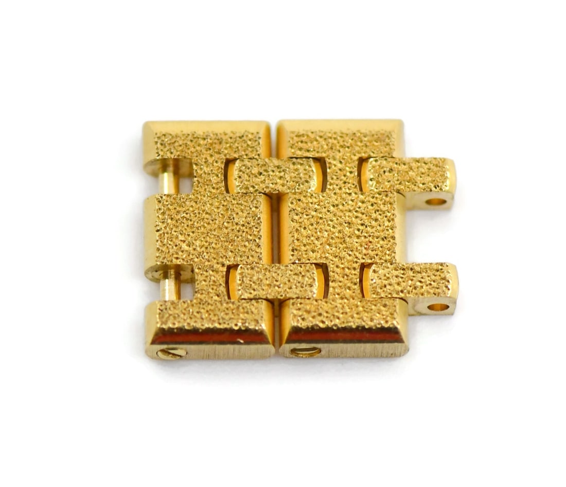 Audemars Piguet Royal Oak Frosted 18K Yellow Gold Wristwatch Band 10.5mm Authentic: Audemars Piguet Royal Oak Frosted 18K Yellow Gold Wristwatch Band 10.5mm Authentic This exquisite Audemars Piguet Royal Oak Frosted wristwatch band is crafted from luxurious 18K yellow gold, featuring