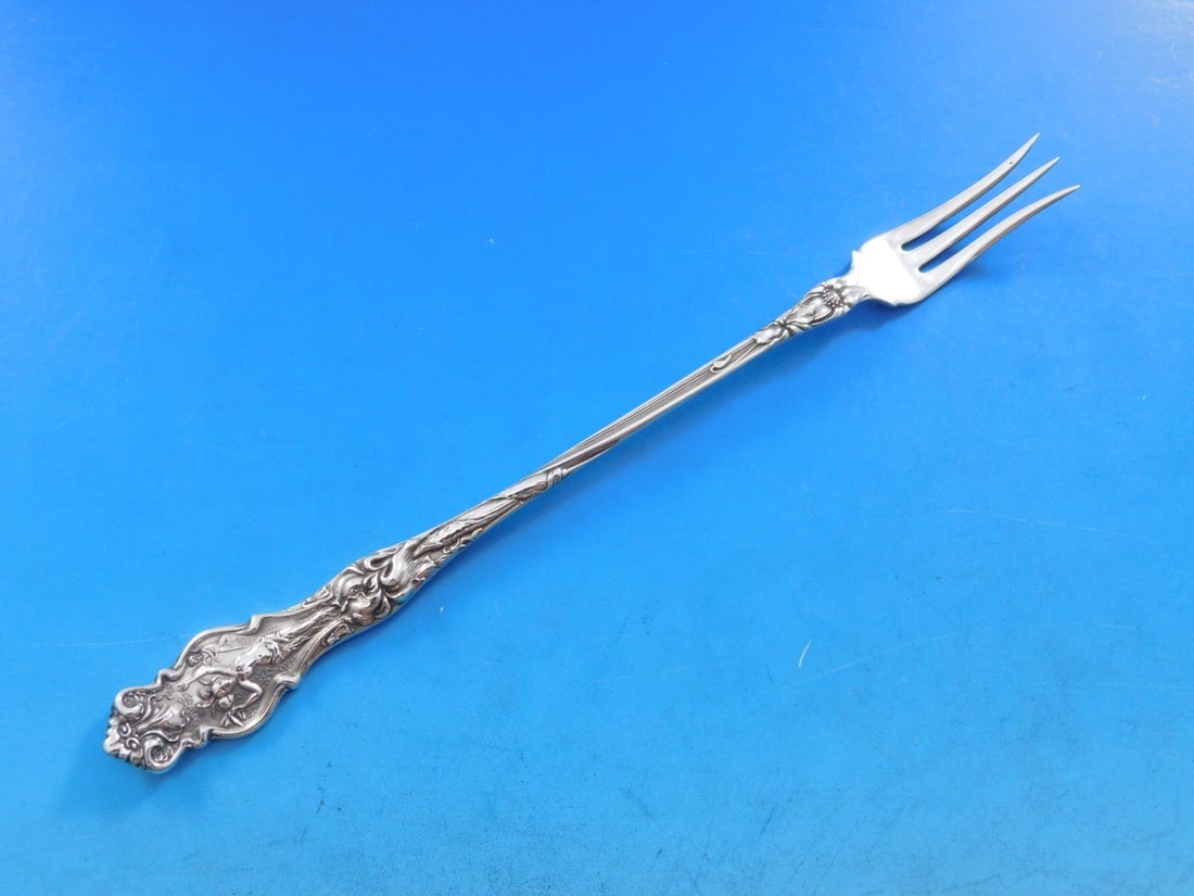 Wallace Irian Sterling Silver 3-Tine Pickle Fork 7 3/4 Inch Art Nouveau: Wallace Irian Sterling Silver 3-Tine Pickle Fork 7 3/4 Inch Art Nouveau This exquisite serving fork from the Irian pattern by Wallace features a long, 3-tine design, measuring 7 3/4" in length. Crafte