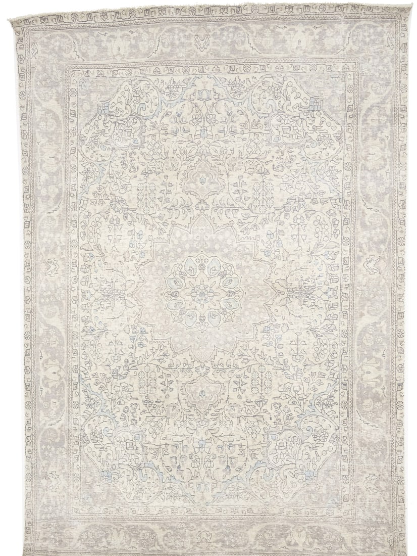 Vintage Handmade Wool Oriental Rug Floral Design 6'6 x 9'5: Vintage Handmade Wool Oriental Rug Floral Design 6'6 x 9'5 This exquisite antique handmade Oriental rug features a muted color palette, including shades of beige, cream, light blue, and brown, beautif