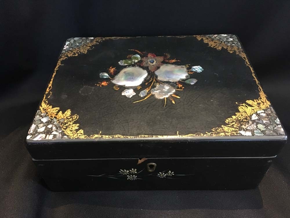 Antique Black Lacquered Box by Jennens & Bettridge with Mother of Pearl Inlay: Antique Black Lacquered Box by Jennens & Bettridge with Mother of Pearl Inlay Discover this exquisite Vintage Black Lacquered Box from the 19th century, crafted by Jennens & Bettridge. This antique or