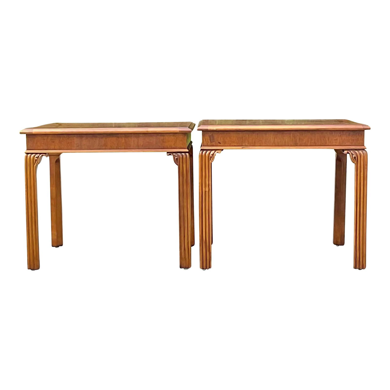 Charming Vintage Henredon Fluted Side Tables Pair in Chocolate Wood: Charming Vintage Henredon Fluted Side Tables Pair in Chocolate Wood Enhance your living space with these Vintage Boho Henredon Fluted Side Tables, a charming pair that exude timeless elegance. Crafted