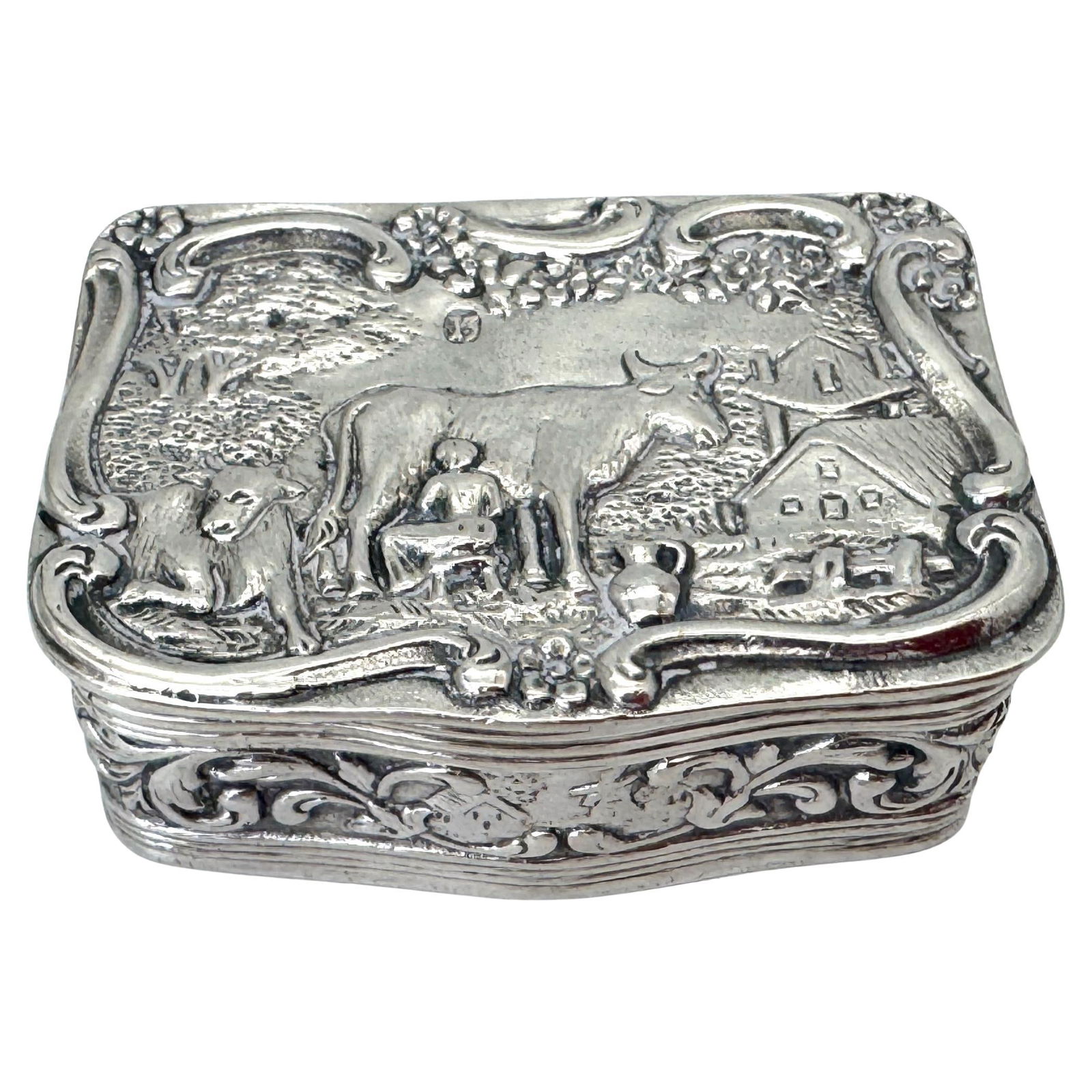 19th Century German 13 Loth Silver Repousse Landscape Box Hanau 1820: 19th Century German 13 Loth Silver Repousse Landscape Box Hanau 1820 This exquisite early 19th century German 13 Loth silver repousse landscape box, crafted around 1820 in the Hanau region, showcases