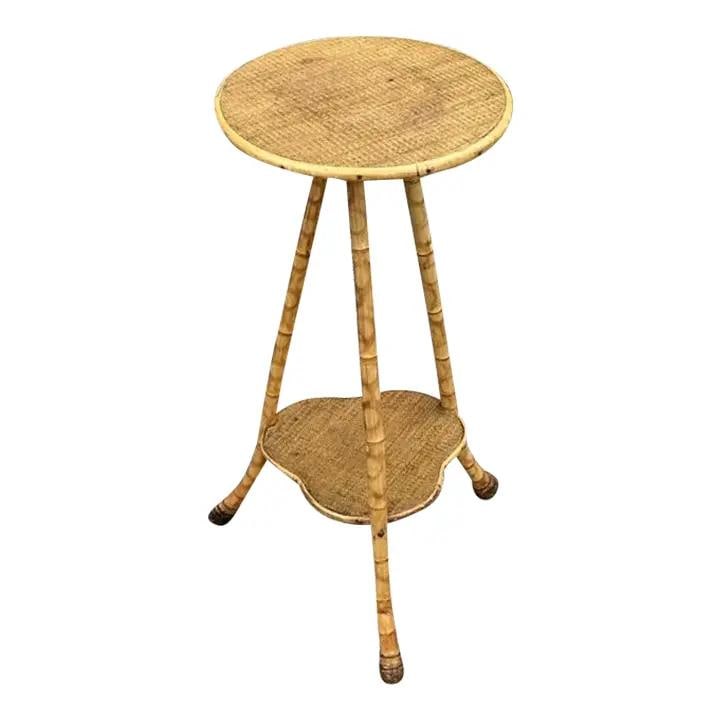 Vintage Boho Bamboo Tripod Side Table in Khaki: Vintage Boho Bamboo Tripod Side Table in Khaki Introducing the Vintage Boho Bamboo Tripod Side Table, a stunning piece that marries natural beauty with American bohemian flair. This side table is