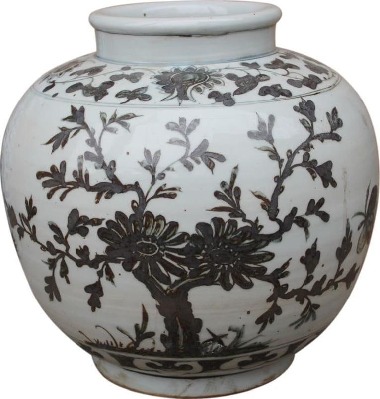 Handmade Porcelain Yuan Dynasty Style Blue and White Jar: Handmade Porcelain Yuan Dynasty Style Blue and White Jar This exquisite handmade jar showcases the timeless artistry of the Yuan Dynasty style, featuring a captivating blue and white design. With an o