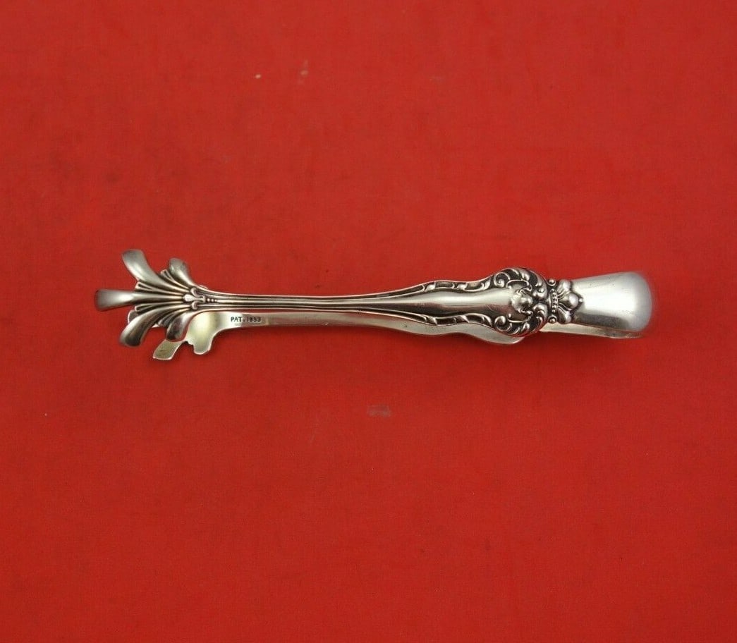 Mount Vernon Howard Sterling Silver Sugar Tong Queen Pattern 4.5": Mount Vernon Howard Sterling Silver Sugar Tong Queen Pattern 4.5" Experience the elegance of the Queen pattern with this exquisite sterling silver sugar tong by Howard, measuring 4 1/2 inches.