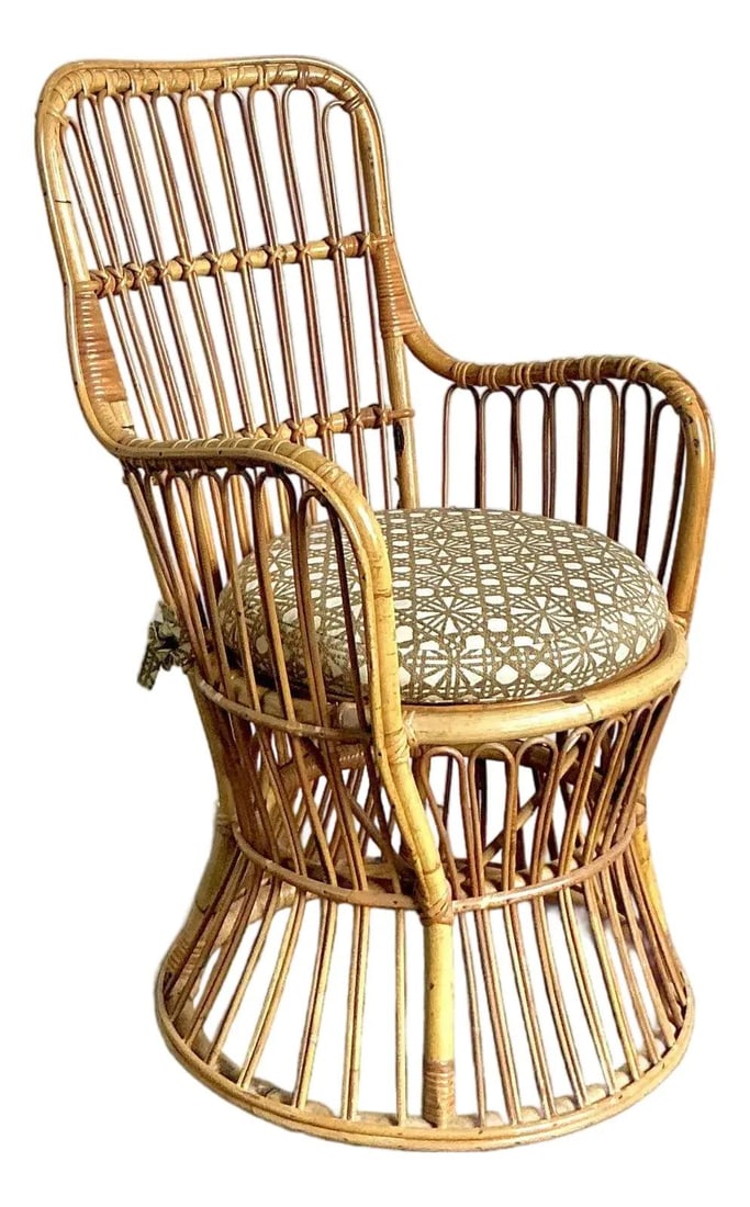 Vintage Boho Rattan Swivel Chair After Gio Ponte: Vintage Boho Rattan Swivel Chair After Gio Ponte Embrace the elegance of mid-century tropical style with this vintage swivel lounge chair, expertly crafted from bent rattan and bamboo. Featuring a gra