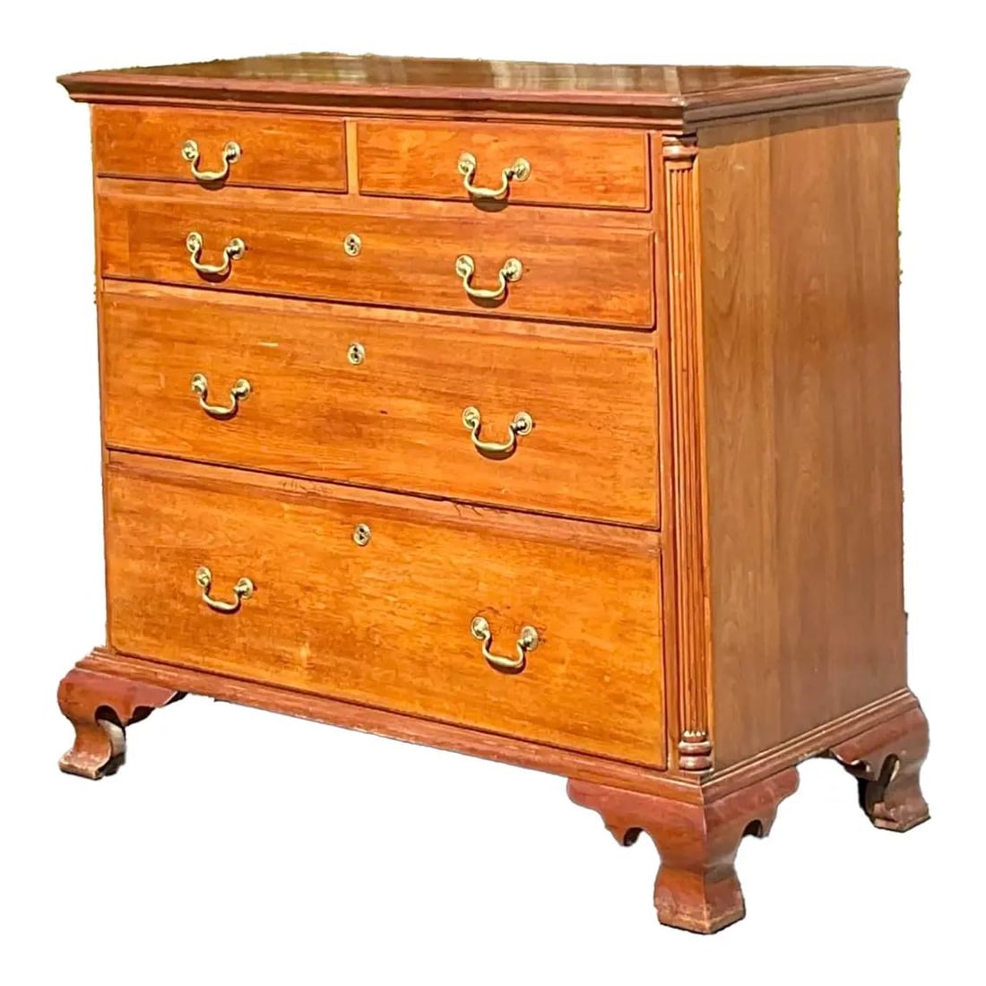 1760s Chippendale Figured Walnut Chest of Drawers with Brass Pulls: 1760s Chippendale Figured Walnut Chest of Drawers with Brass Pulls This Vintage Traditional American Chippendale chest of drawers exemplifies timeless craftsmanship from the 1760s Georgian era.