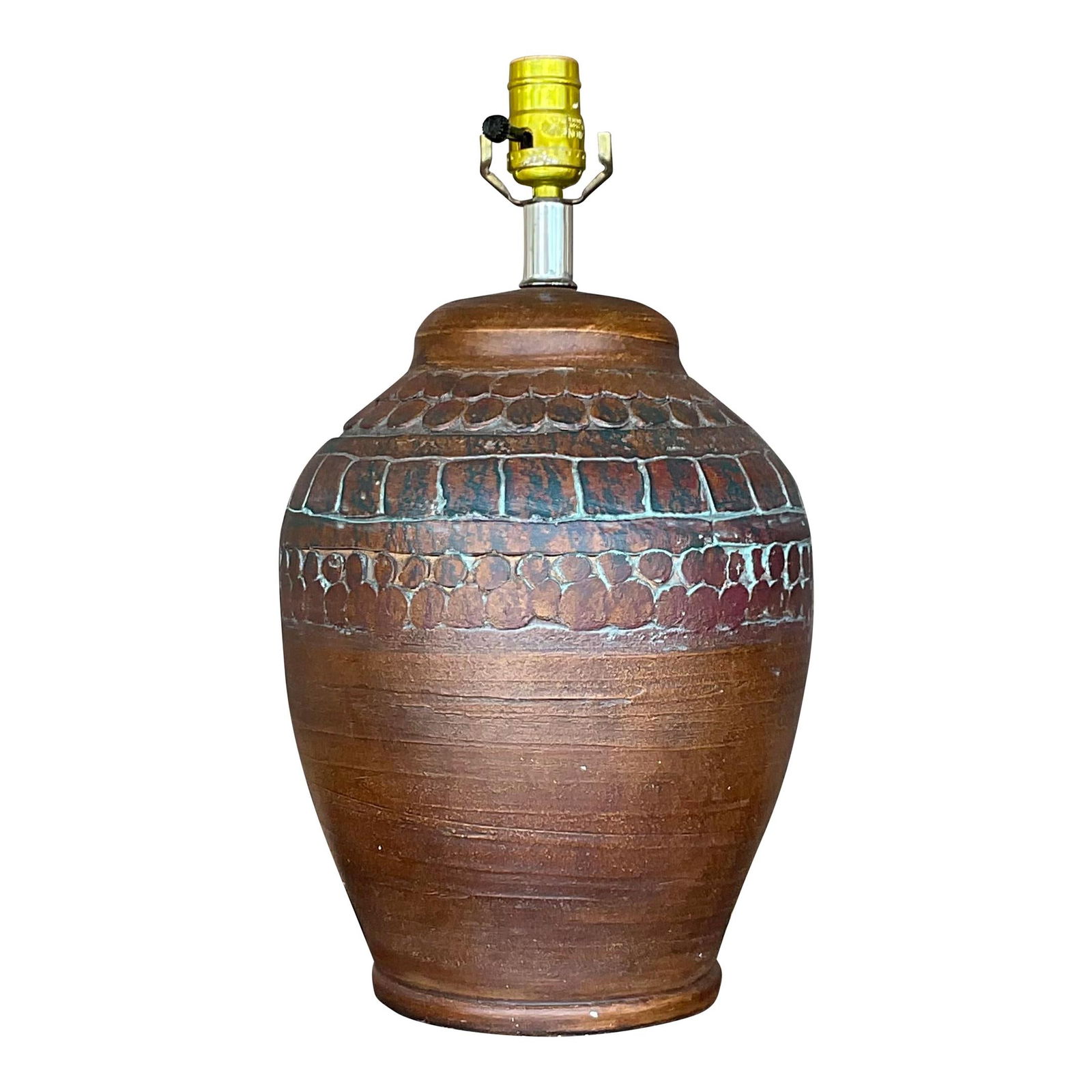 Vintage Boho Ceramic Lamp Brown Clay Urn Hand-Carved Circles: Vintage Boho Ceramic Lamp Brown Clay Urn Hand-Carved Circles Illuminate your space with this fabulous vintage Boho lamp, featuring a chic brown clay urn adorned with a hand-carved ring of circles. Thi