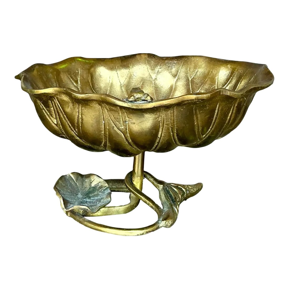 Vintage Boho Solid Brass Lily Pad Bowl with Frog: Vintage Boho Solid Brass Lily Pad Bowl with Frog Discover the whimsical elegance of this Vintage Boho Brass Lily Pad Bowl. Crafted from solid brass, this enchanting piece captures the beauty of nature