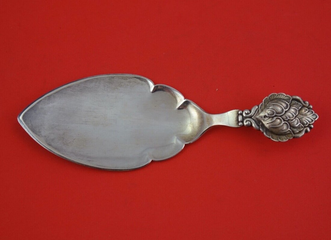 Danish Sterling Silver Pastry Server 7 Inch Leaf Handle: Danish Sterling Silver Pastry Server 7 Inch Leaf Handle This exquisite Danish Sterling pastry server showcases a beautiful leaf handle design, crafted from high-quality sterling silver. Measuring 7" i