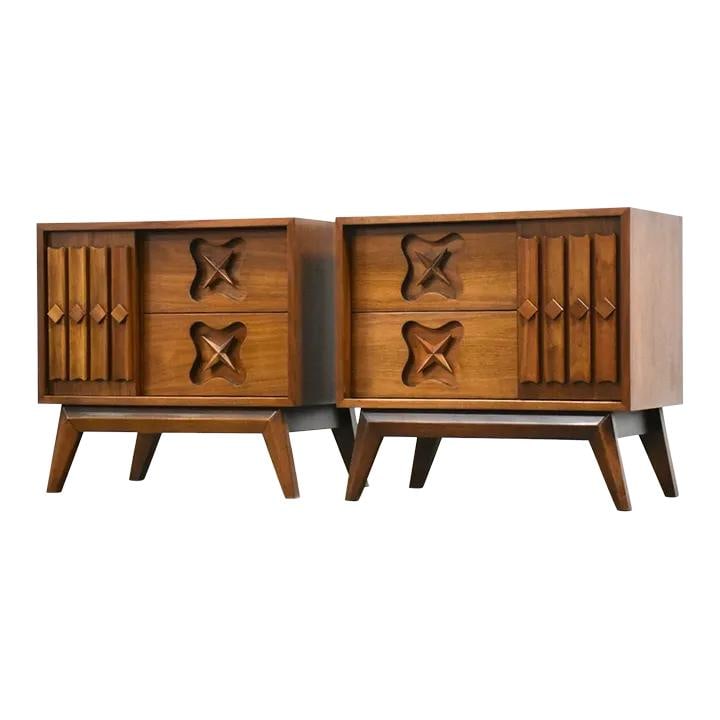 Stylish Pair of Mid Century Walnut Nightstands with Sliding Doors: Stylish Pair of Mid Century Walnut Nightstands with Sliding Doors Enhance your bedroom decor with this elegant pair of mid-century modern walnut nightstands. Crafted from high-quality walnut, these ni
