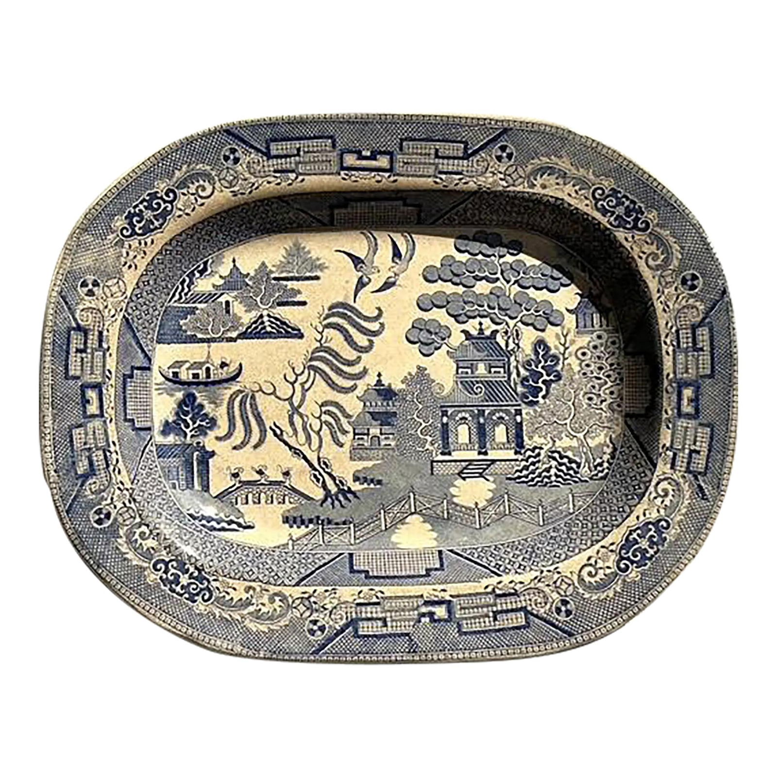 Vintage Blue Willow Ceramic Platter with Chinoiserie Design: Vintage Blue Willow Ceramic Platter with Chinoiserie Design Discover the exquisite charm of this vintage Blue Willow ceramic platter, a stunning example of traditional transferware. Adorned with an in