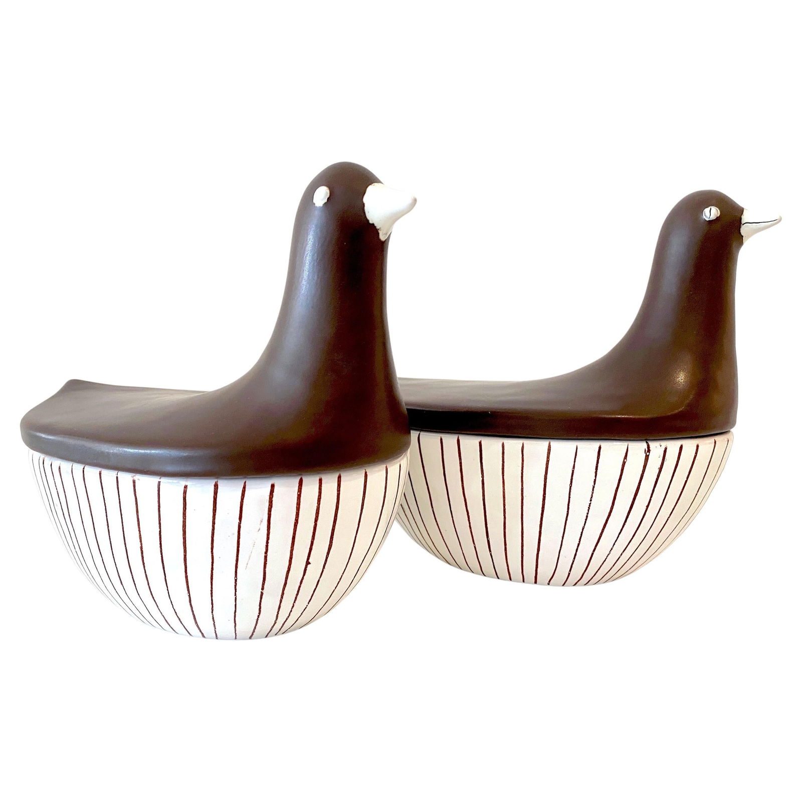 Set of 2 Italian Midcentury Porcelain Dove Boxes 1960s: Set of 2 Italian Midcentury Porcelain Dove Boxes 1960s This exquisite pair of Italian midcentury porcelain figural dove boxes, crafted in the 1960s, showcases the charm of Italian ceramic artistry. De