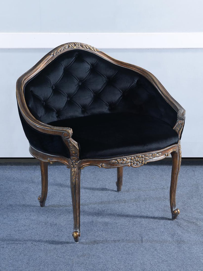 Caroline Settee Black Velvet Gold Louis XVI Style: Caroline Settee Black Velvet Gold Louis XVI Style Introducing the Caroline Settee, a stunning piece that combines elegance and comfort. Crafted in a Louis XVI style, this settee features a luxurious b