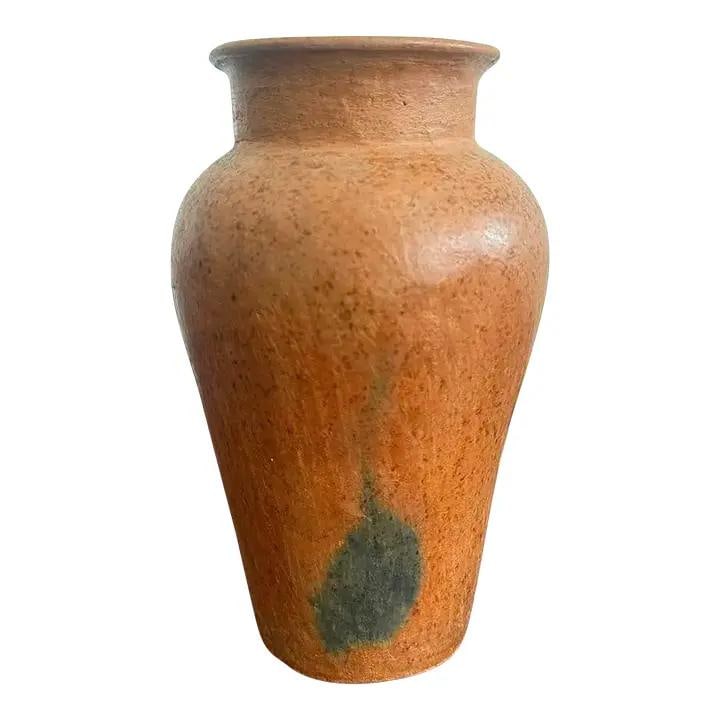 Rustic Vintage Terracotta Clay Jug Decorative Vase: Rustic Vintage Terracotta Clay Jug Decorative Vase This rustic vintage jug is expertly crafted from natural terracotta clay, showcasing a classic wide-mouth silhouette with a rounded body and subtle s