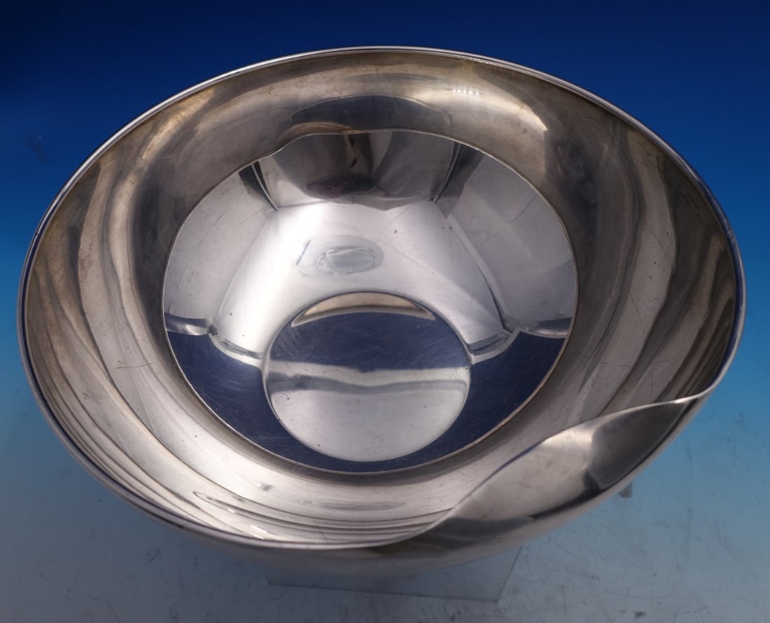 Tiffany & Co Elsa Peretti Sterling Silver Wine Cooler 24.5 oz: Tiffany & Co Elsa Peretti Sterling Silver Wine Cooler 24.5 oz Discover the elegance of the Elsa Peretti wine cooler by Tiffany & Co., crafted from Italian sterling silver. This exquisite piece showcas